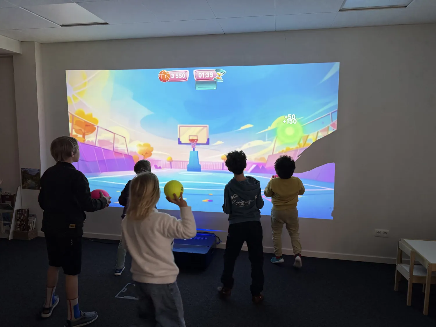 Élèves en pleine animation interactive InterActis dans une classe
