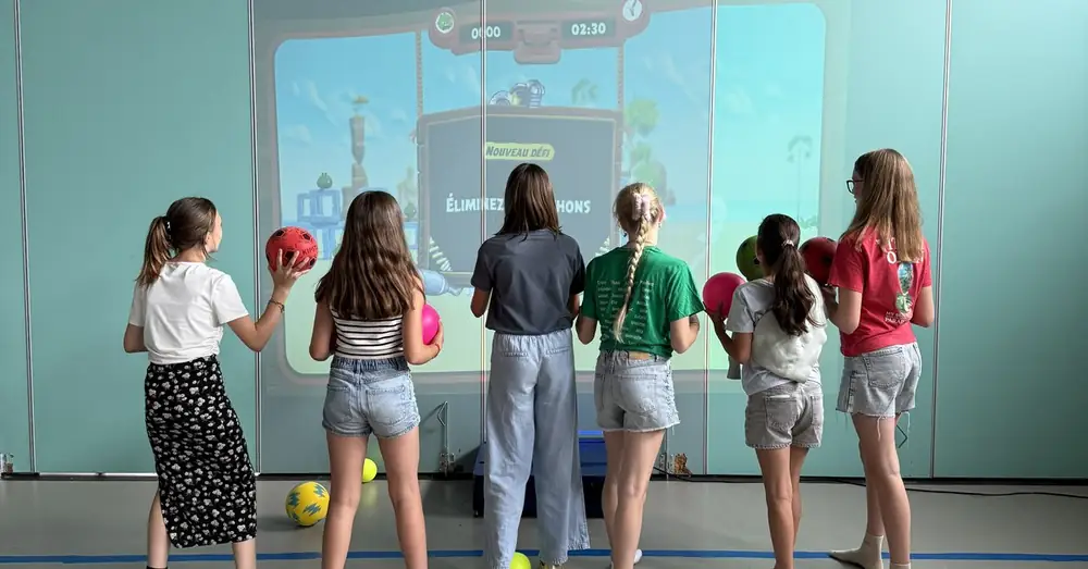 Enfants jouant sur le mur interactif InterActis lors d'un anniversaire